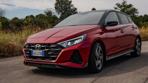 Hyundai i20 е първият от двата автомобила на корейската марка, представени тук. Азиатският B-сегмент може да бъде разпознат на пръв поглед  със смела и отличителна предна част, с голяма радиаторна решетка и безкрайни ръбове под фаровете. Но и отзад поради особения светлинен подпис от едната към другата страна. 

По отношение на размерите той е дълъг 407 см, широк 178 и висок 14. С 352 литра налично багажно пространство (което може да стане 1165 при сгъване на втория ред). Внимавайте обаче с хибридите, при които багажникът е намален до 262/1075 литра поради наличието на батерия.
 
Автоматичната скоростна кутия е налична при меките хибриди. Става дума за  7-степенен DCT робот с двоен съединител, комбиниран с трицилиндров редови турбо бензинов двигател със 100 к.с. и задвижване на предните колела. Това бута колата до 182 км/ч, със спринт от 0 до 100 км/ч за 12,1 секунди. 

Разходът е от порядъка на 5,05 литра на 100 км, въпреки че тестът с версията N Line гори повече. Предимството - на практика всичко е стандартно, има много малко опции. И това увеличава още повече началната цена (с изискванията за автоматична скоростна кутия) от 45 000 лева.